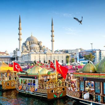 Predpraznični Istanbul in Yeni džamija z ladjicami v Zlatem rogu