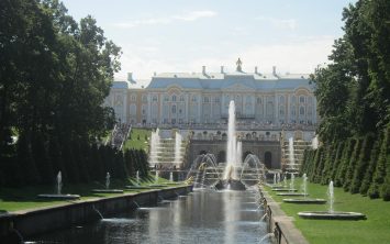 Palača Petehof in veličastni pogled s sprednje strani