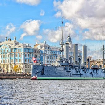 Sankt Peterburg in bojna križarka Aurora