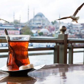 Turški čaj in Istanbul v ozadju
