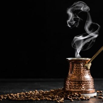 Turška kava v bakreni džezvi v Istanbulu